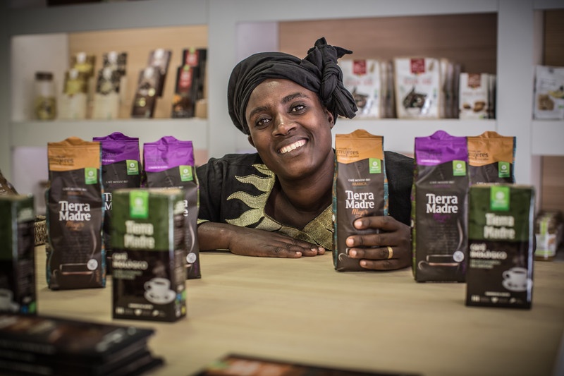 Agnes Namara, 46 años, es granjera de café en Uganda en la cooperativa ACPCU.