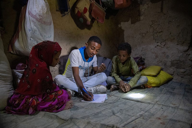 Munadhel-yemen-logro-mes-ayuda-deberes