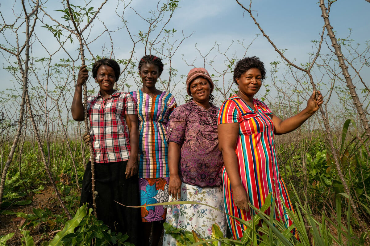 Oxfam InuruID 352914 Members of Feminet on cassava farm
