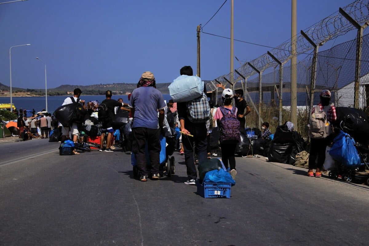 RS17350_Moria refugees sleeping rough in Lesbos-scr