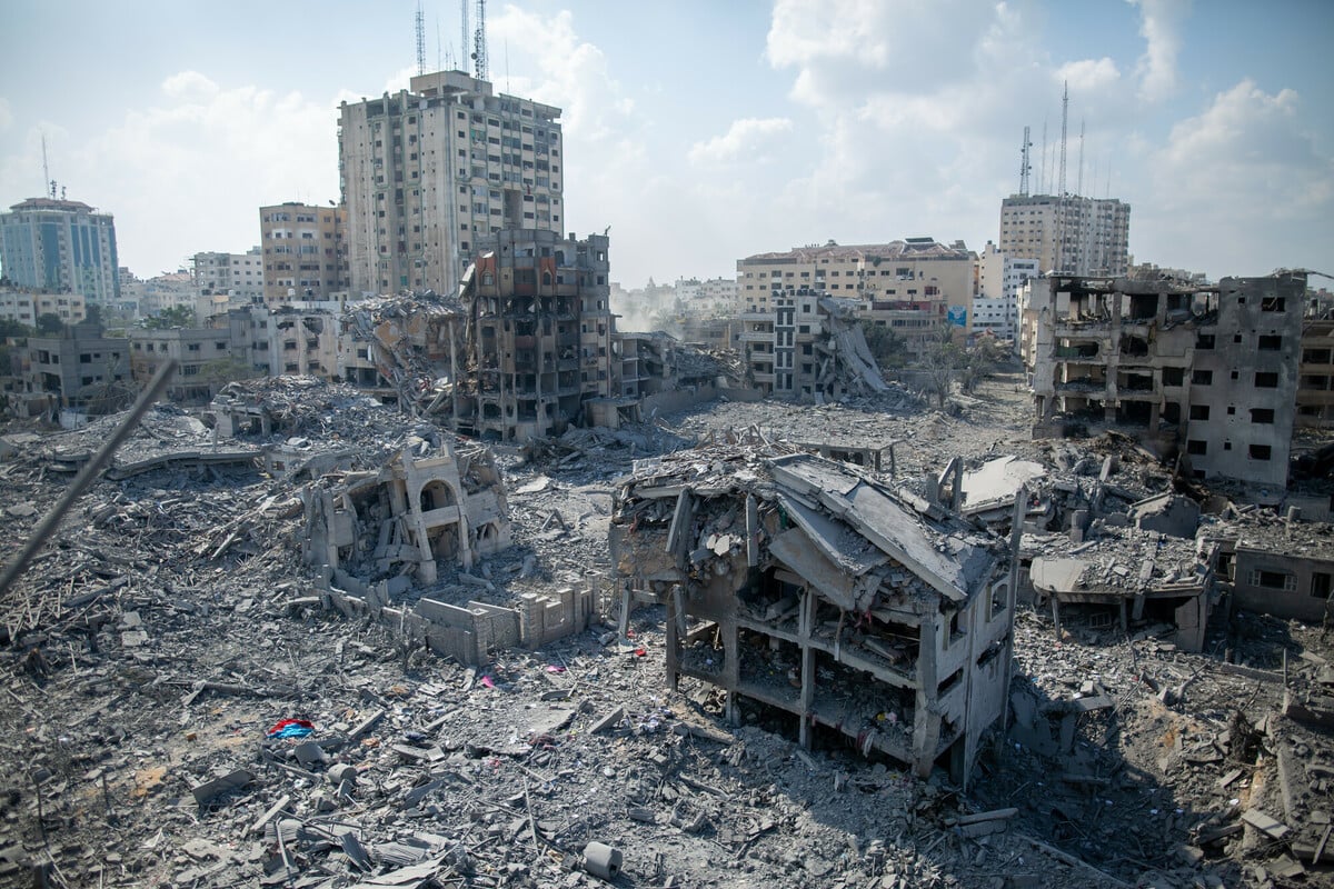 RS362947_Gaza City destruction and eviction-scr