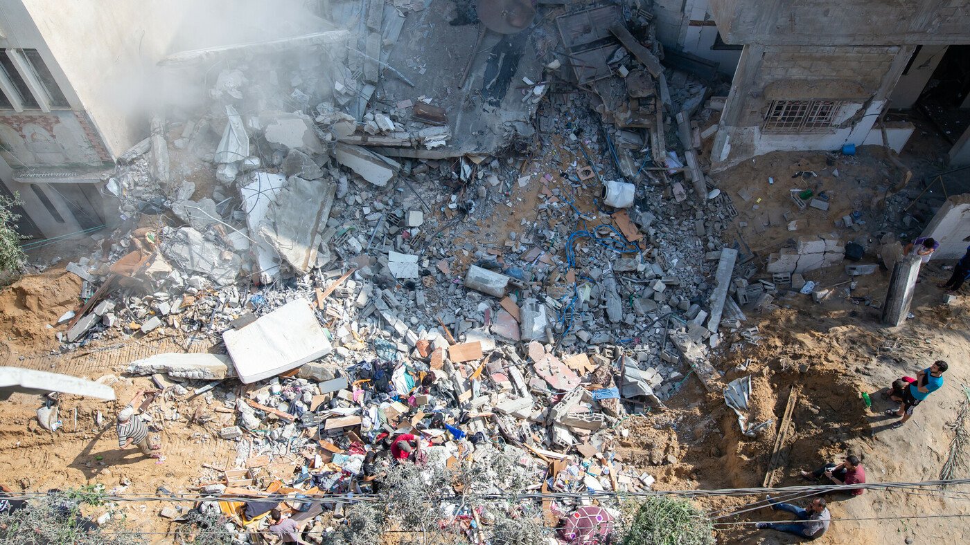 RS362953_Gaza City destruction and eviction-scr (1)