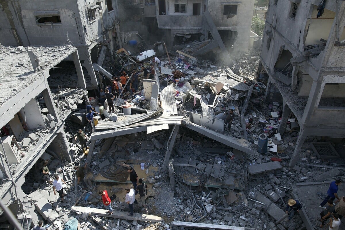 RS363041_Oct 17_ bombed houses in Al Remal area in Gaza-scr
