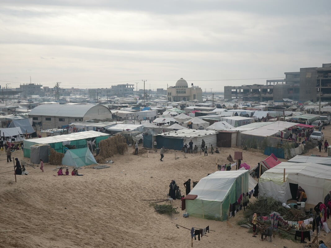 RS366337_Displaced civilians in Almawasi Rafah_scr