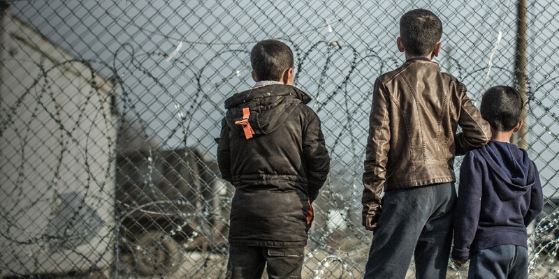 firma-refugiados-en-tierra-de-nadie-2