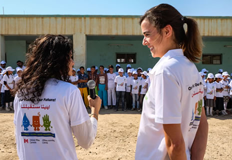 presentadoras-lavarse-manos-irak-oxfam