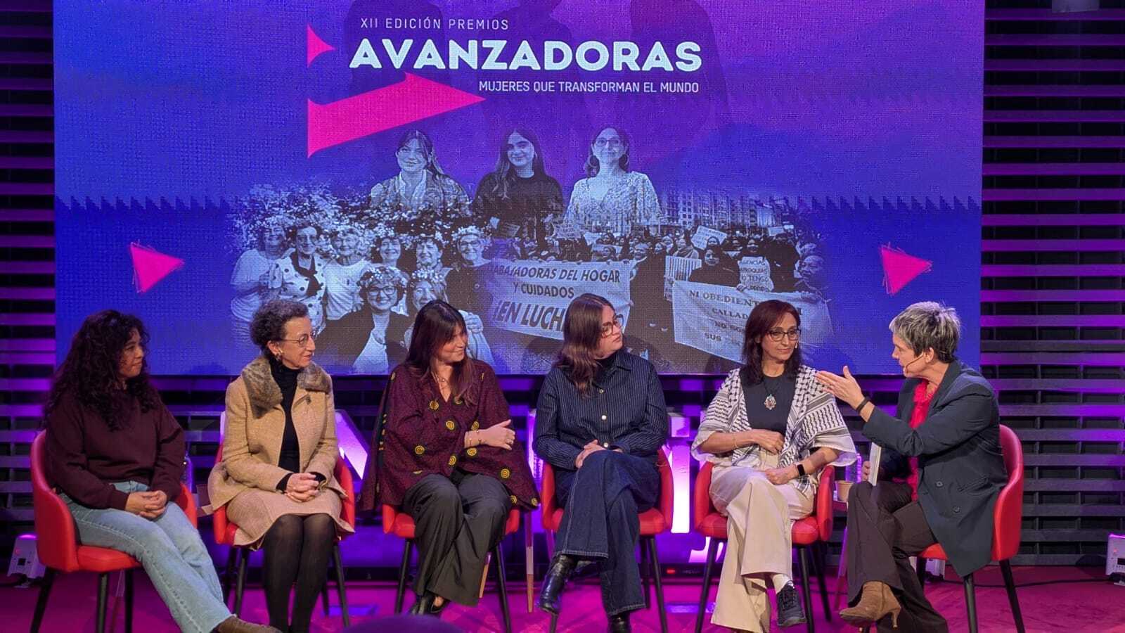 Ganadoras de la 12 edición de los Premios Avanzadoras: Asociación de Trabajadoras del Hogar y Cuidados de Zaragoza, La ruta de las grullas, María Borell, Andrea González Henry y Helena Maleno, en una mesa moderada por Susana Gozalo, de 20 minutos